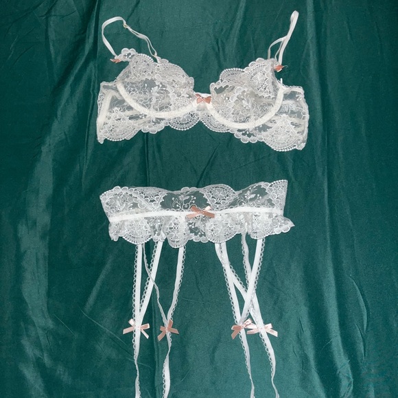 Embroidered white lace lingerie set with garter belt - Picture 3 of 7